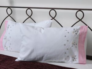 Βαμβακερή μαξιλαροθήκη με κέντημα 050 (46cm x 70cm) λευκό με ρόζ φάσα ζευγάρι Silk Fashion | Maril Home